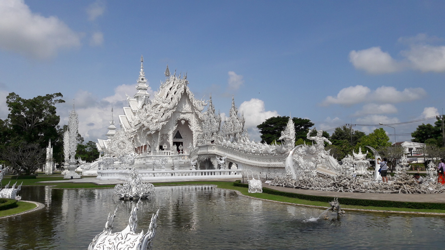 wat rong khun, rong khun temple, white temple, attractions in chiang rai, chiang rai attractions, must place in chiang rai 