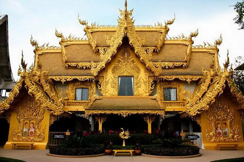 wat rong khun, rong khun temple, white temple, attractions in chiang rai, chiang rai attractions, must place in chiang rai