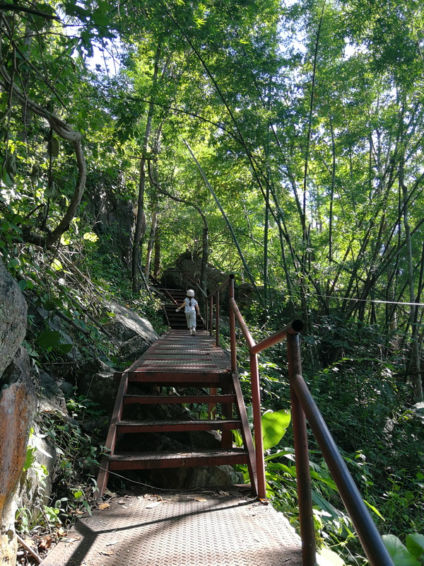 wat chalermprakiat, chalermprakiat temple, mountain temple, wat phraphutthabat sutthawart, phraphutthabat sutthawart temple