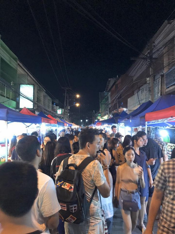 shopping in Wualia Market