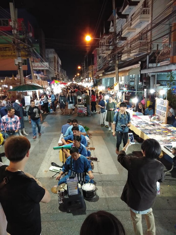 traditional performances in Saturday Night Market Chiang Mai