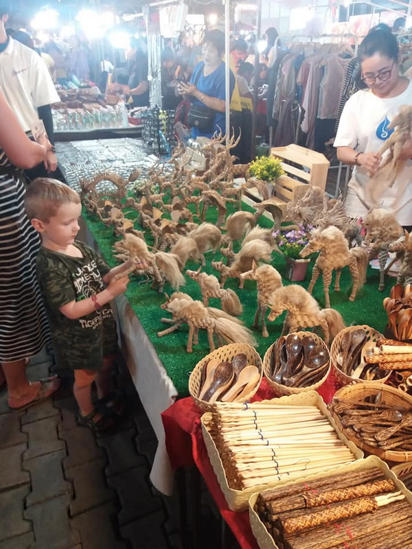 shop for handmade crafts in Wua Lai Road